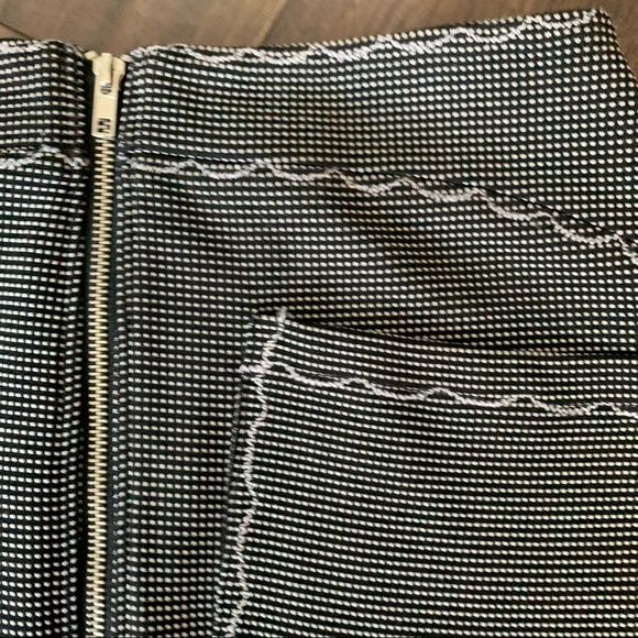 B&W Pattern Zip Skirt - Picture 4 of 6